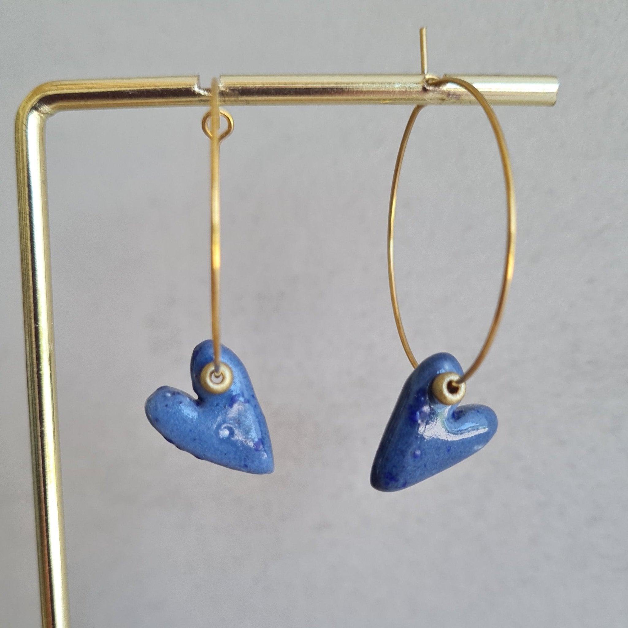 Pendientes de aro fino con corazón de cerámica esmaltada - Aiabijoux