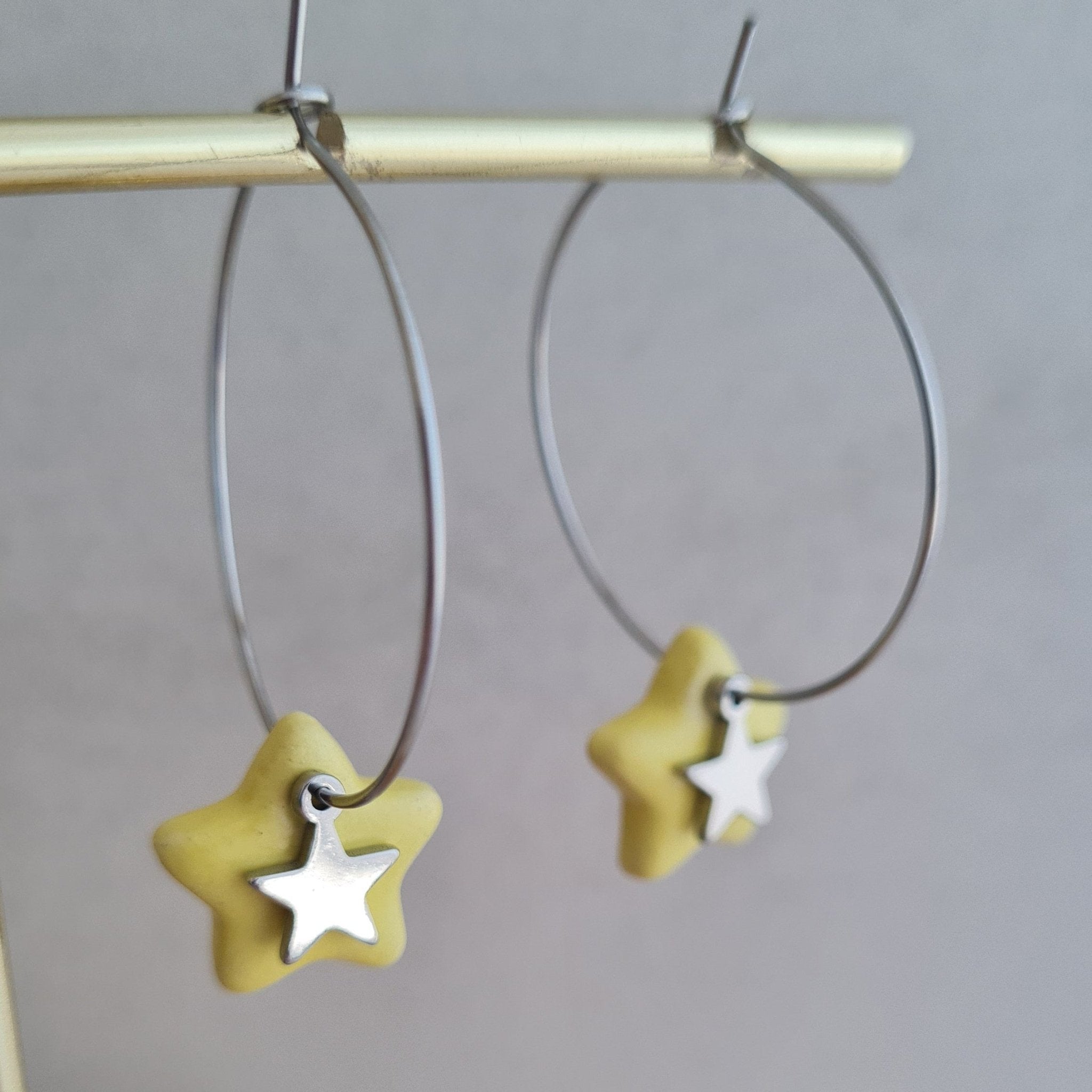 Pendientes de aro fino con estrella de cerámica esmaltada - Aiabijoux