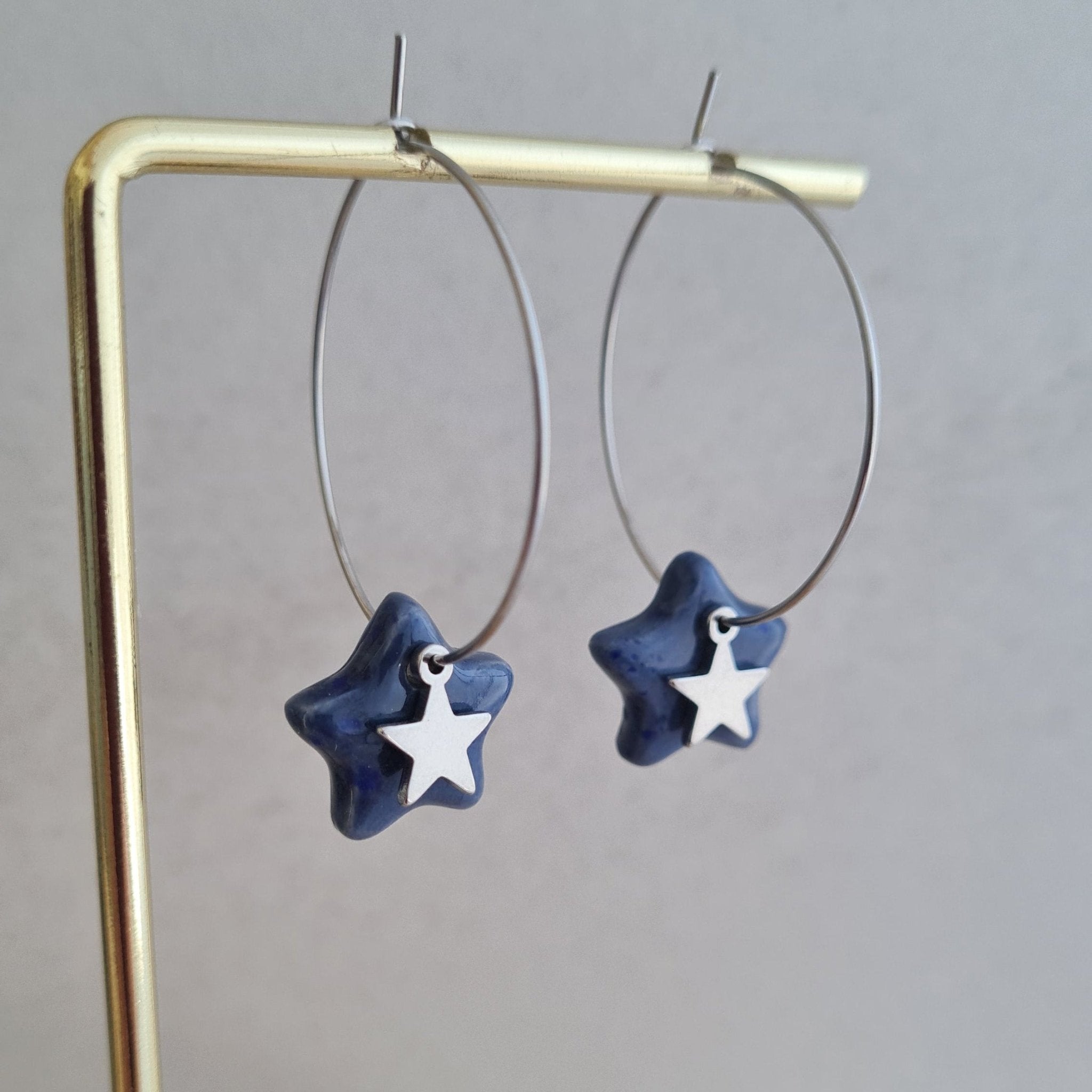 Pendientes de aro fino con estrella de cerámica esmaltada - Aiabijoux
