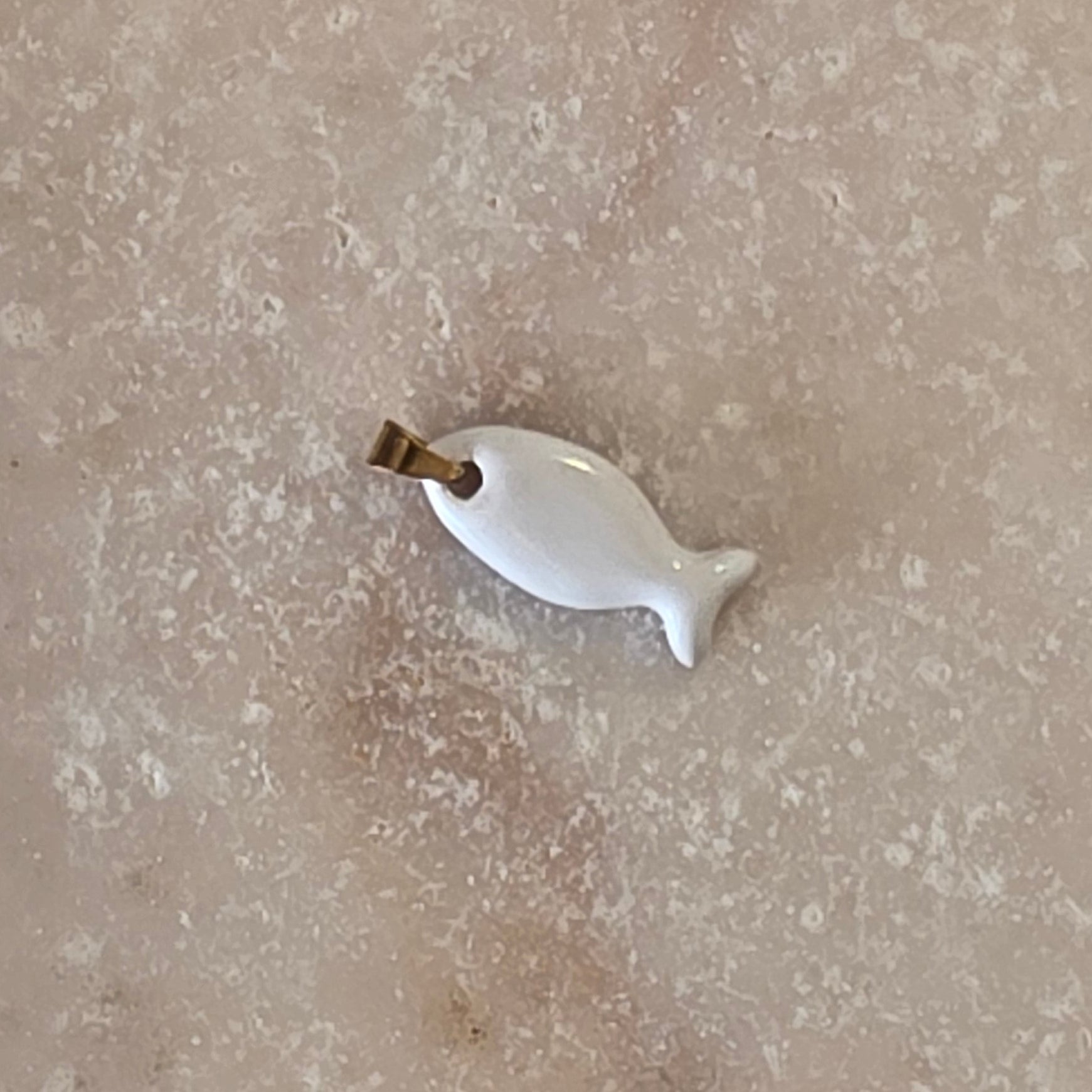 Colgante  pez de cerámica esmaltada blanco
